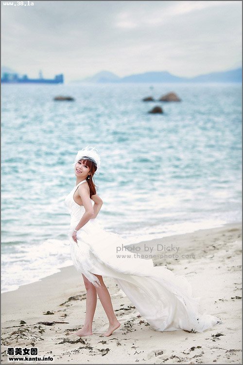 海岸邊的嫩白美腿女人 白色婚紗