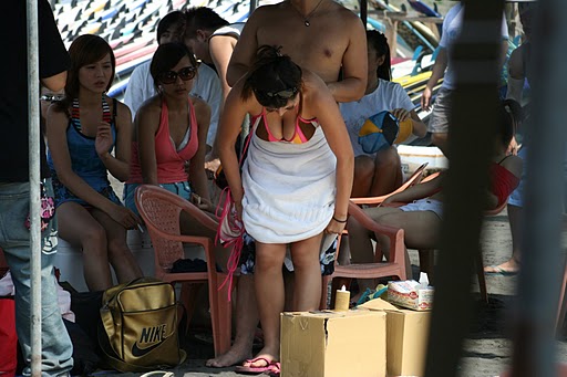 海灘上爆乳少婦，在衆人前換泳褲
