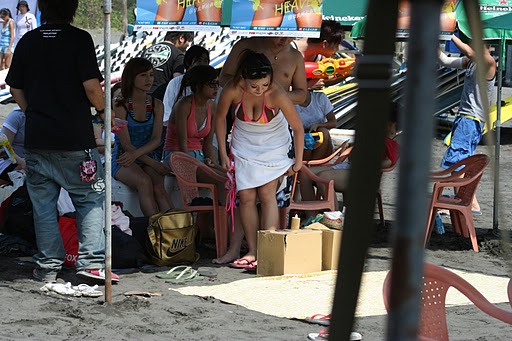 海灘上爆乳少婦，在衆人前換泳褲