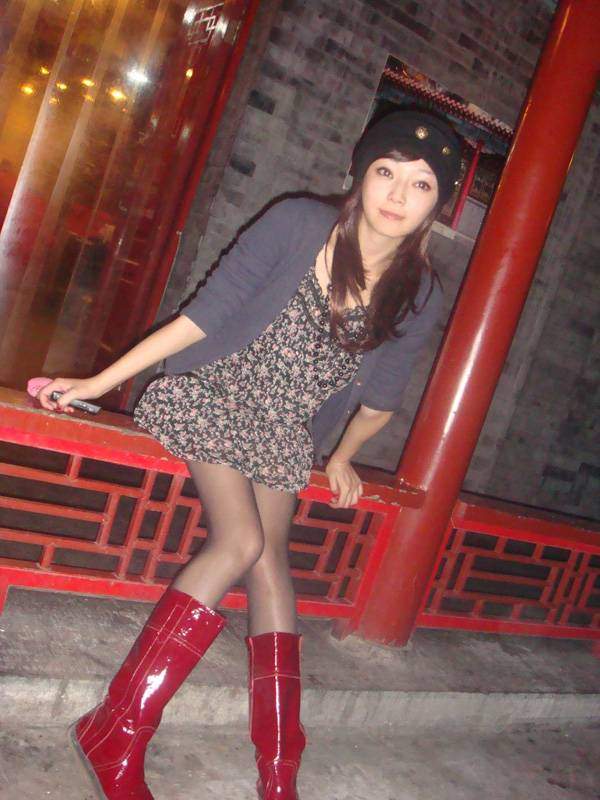 上海時尚小妞的黑絲黑靴