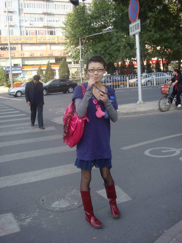 上海時尚小妞的黑絲黑靴