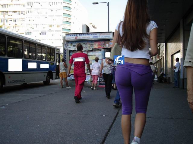 街上拍街上拍到性感紫色緊身褲美女