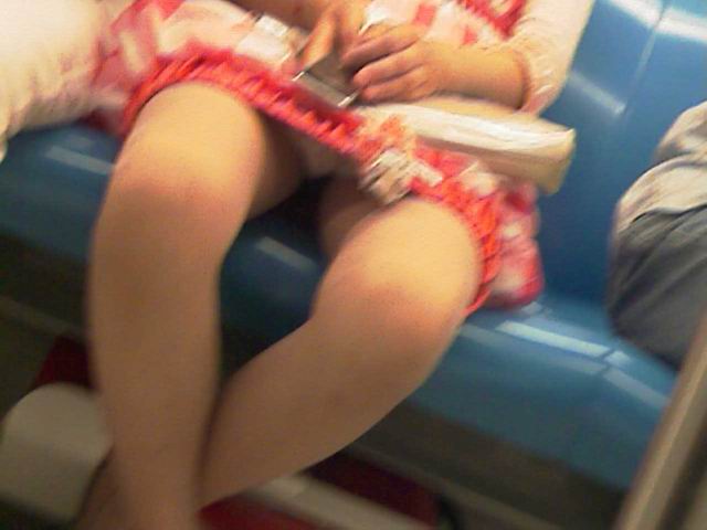 偷拍坐地鐵的孕婦內褲