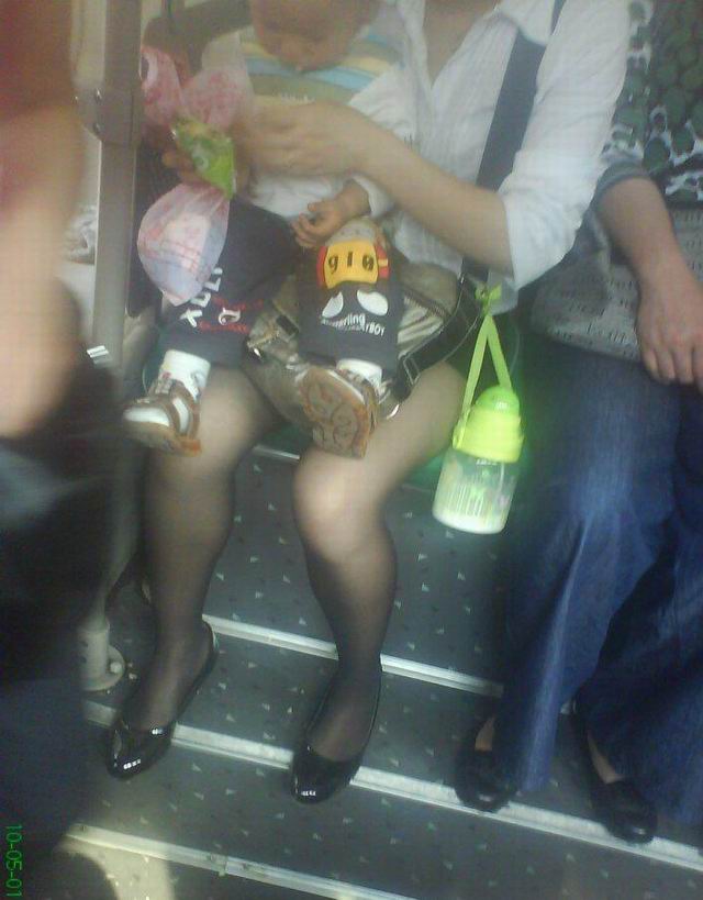 公車上帶小孩的黑絲少婦