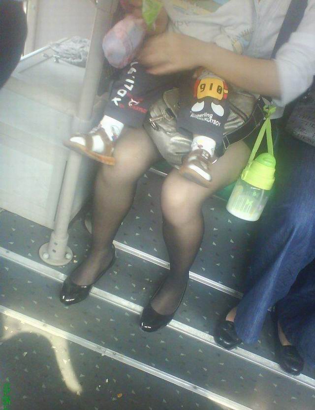 公車上帶小孩的黑絲少婦