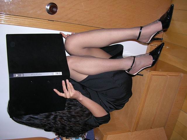 女秘書的黑絲美腿與高跟鞋