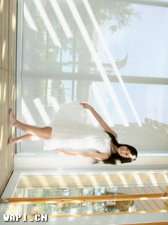 白裙美少女天使般迷人